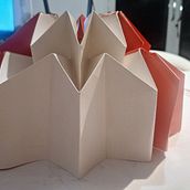 LÁMPARA DE CARTON ROJO . Artesanato, Decoração de interiores, DIY, Design e fabricação de móveis, Design de iluminação, e Papercraft projeto de Tavane Mong - 20.11.2025