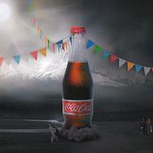Coca-Cola bottle standing in a foggy mountain. Fotografia, Pós-produção fotográfica, Retoque fotográfico, Publicidade, e Fotografia publicitária projeto de Azeem Ahamed - 24.11.2025