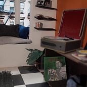 Estudio de lectura y música con ventana intrincada. Un proyecto de Arquitectura, Retail Design y Papercraft de Jo Pinet - 06.12.2025