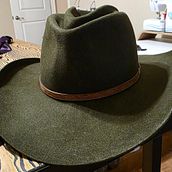 Olive short brimmed cowboy hat . Design accesoriu, Design vestimentar, Arte din fibre și Fetru cu ac de winterjolt6 - 01.01.2026