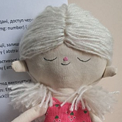 Ellie doll. Un projet de Artisanat, Photographie pour Instagram, Photographie smartphone, Confection de patrons et vêtements, Photographie de produits, Couture, Réseaux sociaux , et Conception de jouets de kateryna_kriuchkovska - 06.01.2026