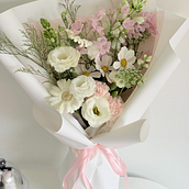 pastel toned bouquet . Dekorasi, DIY, Desain Bunga, Tanaman, Desain Interior, Dan Arsitektur Lanskap proyek oleh Hwajeong Lim - 01.16.2026