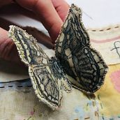 Sul cusut lent - „Fluturii sunt flori autopropulsate” . Arte din fibre, Broderie, Stor și telling de Paula MacGregor - 01.19.2026