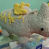 Rinoceronte Alado (Amigurumi). Artesanato, Design de brinquedos, DIY, Tecido, Crochê, Amigurumi, e Design têxtil projeto de Erika Flores Renteria - 31.01.2026
