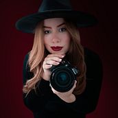 Redish Noir. Een project van Fotografie, Marketing, Br, ing en identiteit, Stor, telling, Communicatie, Creativiteit y Social media van Alejandra Garcia M - 07.02.2026