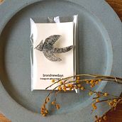 Hand-Drawn Shrink Plastic Brooch: Bird Design . Arte și meșteșuguri de Yumi Ogawa - 02.12.2026