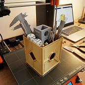 Golden bunker container. Un projet de 3D, Conception 3D, Conception de produits, Modélisation 3D , et Design industriel de Luis Guillermo León - 14.02.2026