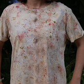 bundle-dyed t. Un progetto di Design di accessori, Artigianato, Fashion design, Fiber Art, DIY, Tintura tessile, Design floreale e vegetale, Stampa tessile e Textile Design di gizemdundr - 27.02.2026