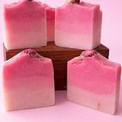 Natural Pinky Jasmine Soap. Un progetto di Artigianato e DIY di derizka86 - 28.02.2026