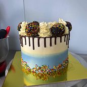 Torta para curso de Diseños de pastel de cumpleaños Ein Projekt aus dem Bereich Kuchendekoration, Tortendesign, Kuchenaufsätze und Cupcakes von Maria Alejandra Naranjo - 01.03.2026