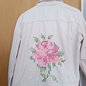 Rosa. Embroider, DIY, Upc, cling, and Textile Design project by Cristi Bega - 03.31.2026