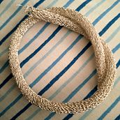 Pulsera plateada . Crochet, DIY, Fashion Design, Fiber Arts, Textile Design, Arts, and Crafts project by Carolina Soza - 04.05.2026