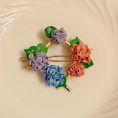 Hydrangea Hairclip. Un progetto di Design di accessori, Artigianato, Design di gioielli, Fashion design e DIY di Tenny Oon - 06.04.2026