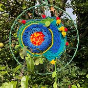 Weaving with a circular loom: The flowers have returned to my garden.. Een project van  Interieurdecoratie, Ontwerp van accessoires, Textiel, Weven y Textielontwerp van Brenda Hansen - 06.04.2026