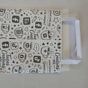 Bolsas para entrega básica pero amplio valor agregado. Design, Branding e Identidade, Design gráfico, Packaging, e Design de produtos projeto de Ragde Zepeda - 24.04.2026