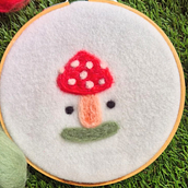 Happy Mushroom Ein Projekt aus dem Bereich H, werk, Weben, Naturalistische Illustration, Nadelfilzen und Textildesign von Simone Martinelli - 24.04.2026