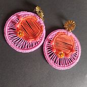 Aros Dobles: Joyeria Tejida con Fibras Naturales. Un projet de Création d'accessoires, Artisanat, Design de bijoux, Stylisme , et Design textile de tenmaproject - 25.04.2026