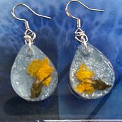Resin flower earing. Artesanato, Fotografia, Br e ing e Identidade projeto de Eugenia Hlaing - 14.05.2026