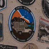 Diseño de Identidad Rutera - Sticker "Overlander TDF". Un proyecto de Ilustración digital, Diseño gráfico, Ilustración vectorial y Dibujo de Jimena Rosita Soria - 22.05.2026