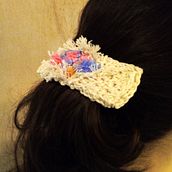 Broche textil: crochet e intervención bordada. Een project van Ontwerp van accessoires, Sieradenontwerp,  Modeontwerp, Borduurwerk y Textielontwerp van anagusana - 19.07.2026