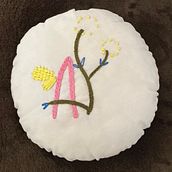 Tiny Charm. Embroidery, and Textile Design project by valentinapchein - 08.15.2026