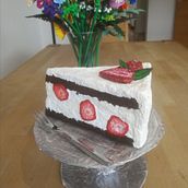 Pappmaché Erdbeertorte. Un progetto di Artigianato, Scultura, Papercraft e Upcycling di Martina Riel - 23.08.2026