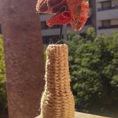 UNA BOTELLA Y UN CLAVEL. Design de acessórios, Artesanato, Decoração de interiores, Tecido, Upcycling, e Tecelagem projeto de netjosune - 29.08.2026