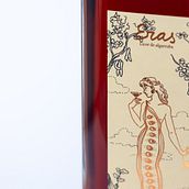Ilustraciones para etiquetado del licor de algarroba y los vermuts artesanales de Bodega Eras.. Ilustração tradicional, Design gráfico, e Desenho projeto de Júlia Cano - 02.10.2026
