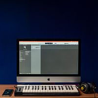 Free download: Exercise to warm up, cool down and develop the voice with a straw.