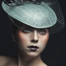 Retrato de moda con tocado y velo