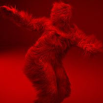 Bailarín cubierto de pelo rojo