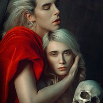Eterno abrazo con calavera rojiza