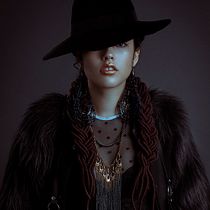 Retrato de moda con sombrero oscuro