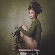 Diosa verde en pose clásica