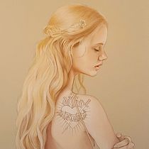 Perfil femenino con tatuaje de corazón y espada