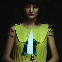 La niña del cuchillo y garras