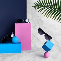 Gafas negras sobre formas geométricas