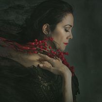 Perfil en silencio con bayas rojas