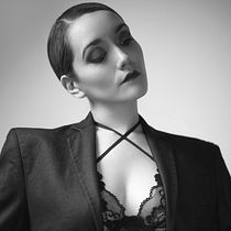 Retrato de moda en blanco y negro