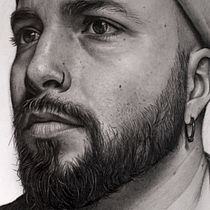 Retrato masculino realista en grafito