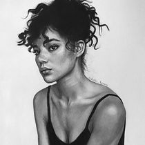 Retrato realista en grafito de mujer joven