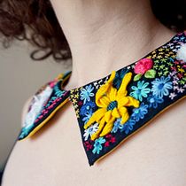 Cuello desmontable con bordado floral en relieve