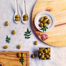Aceitunas verdes en composición flat lay