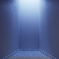 Pasillo minimalista iluminado en azul