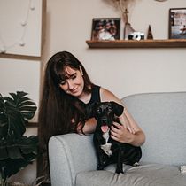 Retrato lifestyle de chica y perro