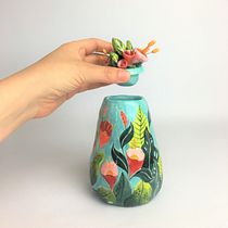Jarrón pintado con mini ramo cerámico