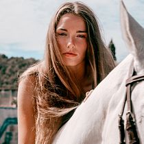 Mirada natural junto al caballo