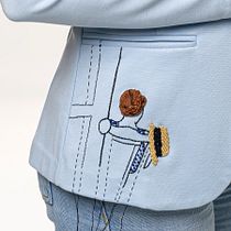 Chica con sombrero bordado en relieve