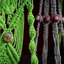 Colgante macramé verde con cuentas