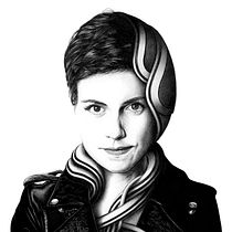 Retrato realista en bolígrafo femenino
